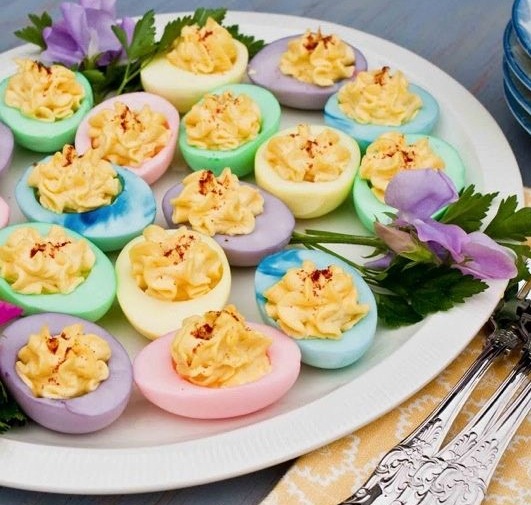 színezett főtt tojás tojáskrémmel